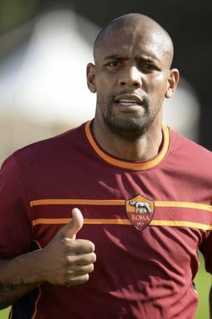 Roma: Maicon prolunga