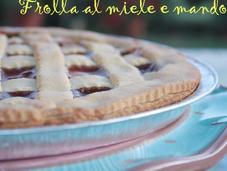 Crostata frolla miele mandorle marmellata fragole