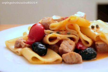 Paccheri con tonno fresco, olive e capperi