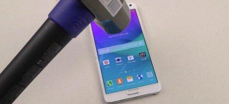 Galaxy Note 4 vs coltello e martello