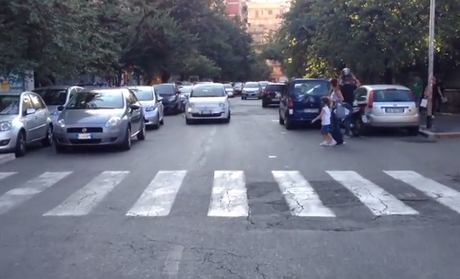 Video. Pazzie solo romane: accompagnare e riprendere i bimbi a scuola. Davvero è tutto permesso con le auto, compreso metterli in pericolo? Il caso di Via Blaserna