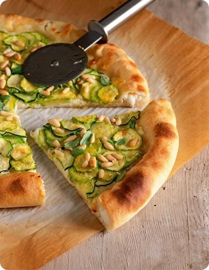 Pizza al cornicione con zucchine, caprino e pinoli