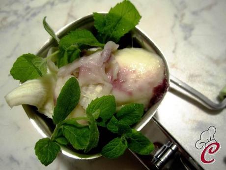 Fagottini di melanzana con crema di feta e germogli croccanti: l'esigenza che dà spazio alla fantasia