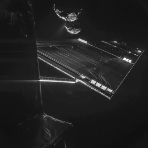 Secondo selfie per Rosetta e la cometa 67P/Churyumov-Gerasimenko ottenuto dalla camera CIVA lo scorso 7 ottobre. Questa immagine è una combinazione di due immagini a lungo e a corto periodo. Crediti: ESA/Rosetta/CIVA/Philae.