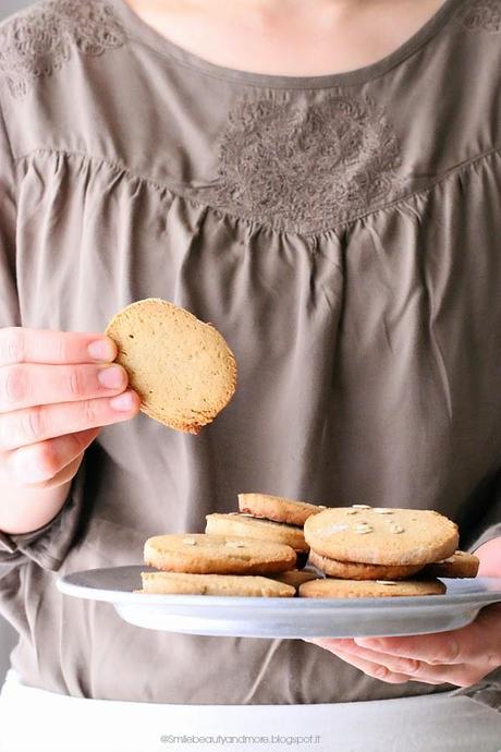 Biscotti semplici con farina d'avena e miele