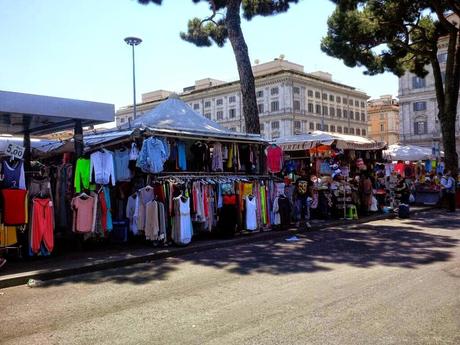 Manifestazione degli ambulanti? Il cancro maligno di Roma. Uccidono la città e hanno pure il coraggio di manifestare perché la città prova a reagire e a salvarsi