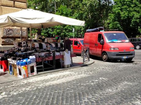 Manifestazione degli ambulanti? Il cancro maligno di Roma. Uccidono la città e hanno pure il coraggio di manifestare perché la città prova a reagire e a salvarsi