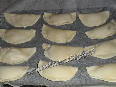 Panzerotti di sfoglia con ripieno di patate e formaggio