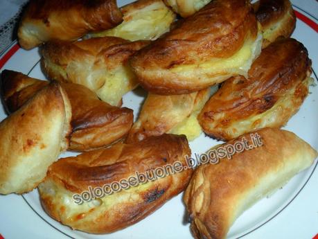 Panzerotti di sfoglia con ripieno di patate e formaggio