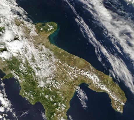 #AlluvioneGargano | Il movimento del flusso detritico rilasciato in mare dai torrenti del Gargano durante l'alluvione visto dal satellite