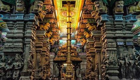 Un interno dell'immenso tempio di Madurai in Tamil Nadu, India del sud