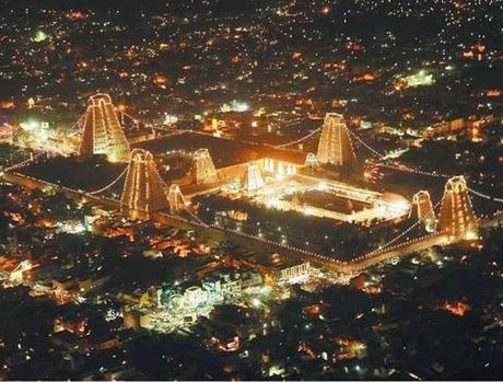 Panoramica notturna del tempio di Meenakshi a Madurai. Tamil Nadu, India del sud
