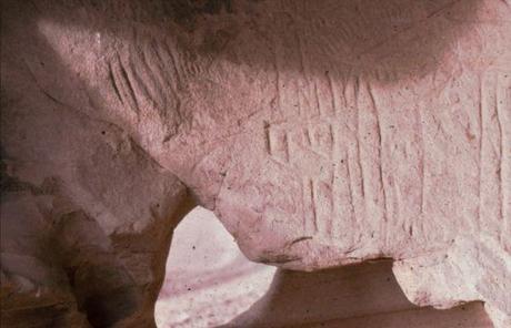 Che ci fanno il dio egizio Anubi e scritte celtiche in un’antica grotta dell’America del Nord?