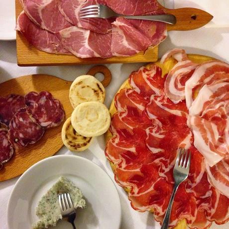 Il meraviglioso antipasto misto dell'Osteria Belvedere a Ziano Piacentino - foto di Elisa Chisana Hoshi