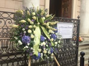 Una corona di fiori dalla Casa Editrice Bompiani per il compianto Giovanni Reale