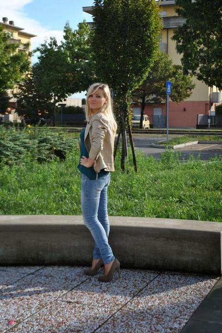 outfit jeans e giacca di pelle outfit jeans e tacchi outfut collana lyla loves outfit autunnali outfit ottobre 2014 outfit mariafelicia magno mariafelicia magno fashion blogger come abbinare la giacca di pelle abbinamenti giacca di pelle jeans e tacchi outfit jeans e tacchi jeans fornarina mariafelicia magno fashion blogger fashion blogger bionde fashion blogger milano capelli sciolti giacca di pelle beige scarpe decolletè united colors of benetton jeans e tacchi come abbinare jeans e tacchi top verde bottiglia 