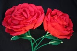 Rose rosse di carta crespa