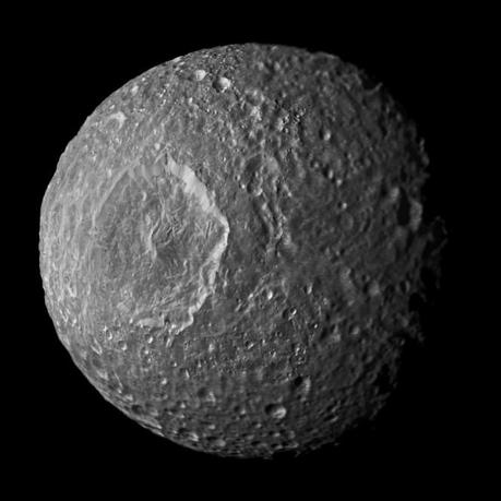 La luna di Saturno Mimas ripresa dalla sonda della NASA Cassini il 13 febbraio 2010. Crediti: NASA/JPL-Caltech/Space Science Institute