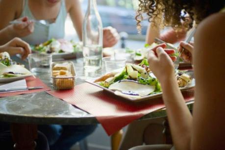 CERNOBBIO (co). Le famiglie tornano a cena insieme e 1 italiano su 3 fa scorte come in guerra.