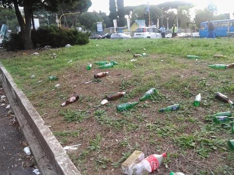 Il vomitevole contesto della stazione Rebibbia. A riprova che le sbandierate operazioni di decoro non servono a nulla