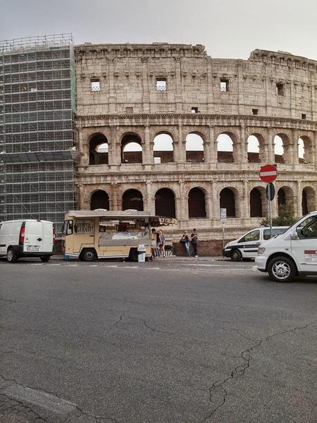 Tutto lo schifo e l'umiliazione possibile attorno al Colosseo. Ma che fine ha fatto la determina, pubblicata due settimane fa, che sposta questa porcheria altrove?