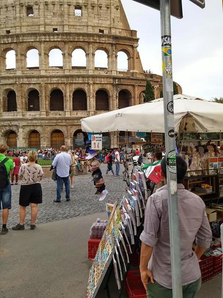 Tutto lo schifo e l'umiliazione possibile attorno al Colosseo. Ma che fine ha fatto la determina, pubblicata due settimane fa, che sposta questa porcheria altrove?