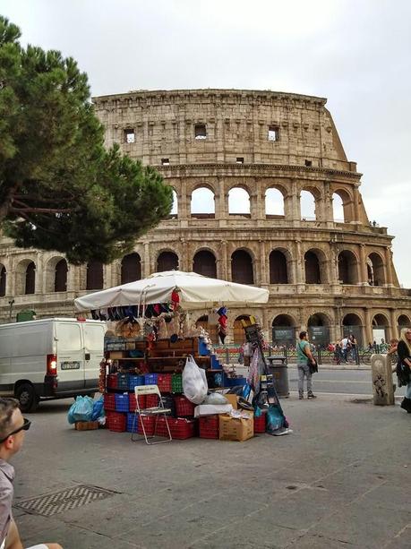 Tutto lo schifo e l'umiliazione possibile attorno al Colosseo. Ma che fine ha fatto la determina, pubblicata due settimane fa, che sposta questa porcheria altrove?