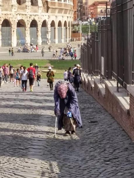 Tutto lo schifo e l'umiliazione possibile attorno al Colosseo. Ma che fine ha fatto la determina, pubblicata due settimane fa, che sposta questa porcheria altrove?