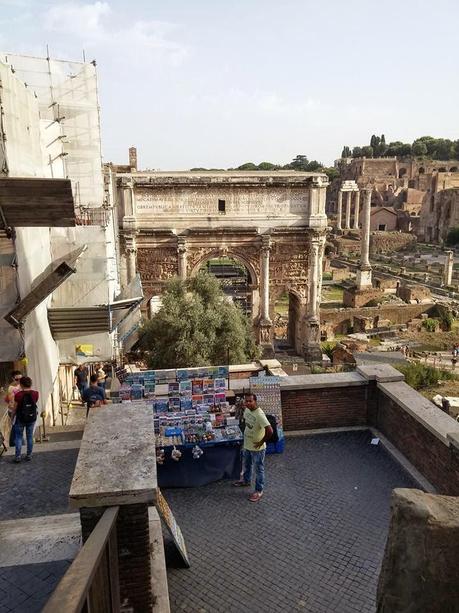 Tutto lo schifo e l'umiliazione possibile attorno al Colosseo. Ma che fine ha fatto la determina, pubblicata due settimane fa, che sposta questa porcheria altrove?