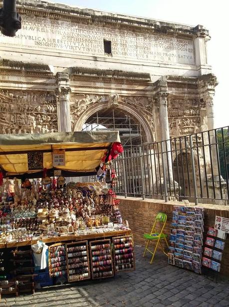 Tutto lo schifo e l'umiliazione possibile attorno al Colosseo. Ma che fine ha fatto la determina, pubblicata due settimane fa, che sposta questa porcheria altrove?