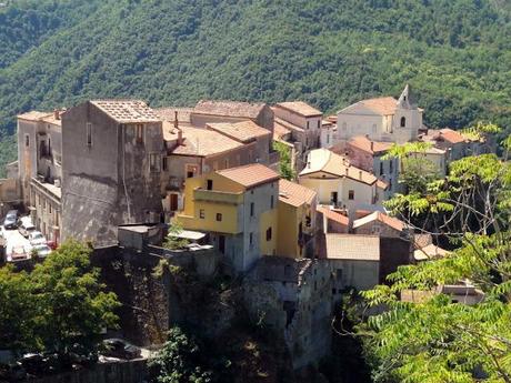 Calabria: Tortora, il paese della Zafarana dove i bambini giocano ancora a palla