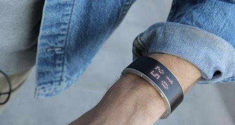 This wearable is a smartwatch and a handset  meet .klatz 1