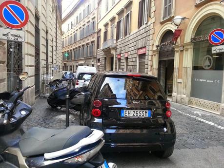 Largo del Nazareno. Qui ha sede il primo partito italiano, ma pare che la Seconda Guerra Mondiale sia finita ieri pomeriggio. Incredibile davvero