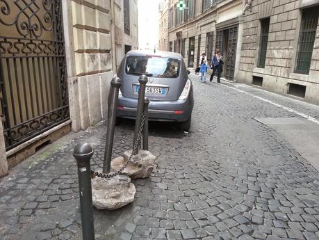 Largo del Nazareno. Qui ha sede il primo partito italiano, ma pare che la Seconda Guerra Mondiale sia finita ieri pomeriggio. Incredibile davvero