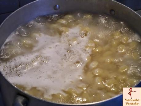 Pasta con panna e funghi champignon