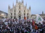 Lega Nord Duomo Milano: “Stop all’invasione”. Srotolato striscione protesta: “Milano accolto sempre tutti, anche leghisti”