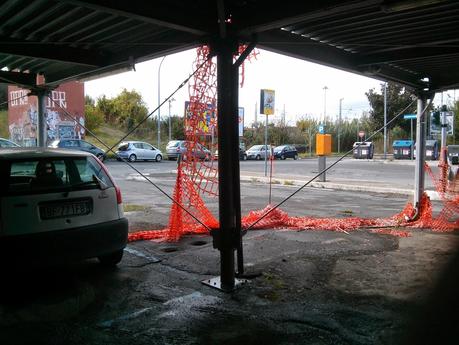 Stazione Nuovo Salario della linea Orte-Fiumicino. Oltre il livello di guardia. Tante foto per ribadire che a Roma chi usa il mezzo pubblico deve essere umiliato