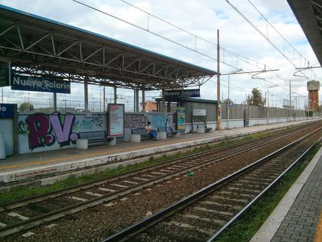 Stazione Nuovo Salario della linea Orte-Fiumicino. Oltre il livello di guardia. Tante foto per ribadire che a Roma chi usa il mezzo pubblico deve essere umiliato