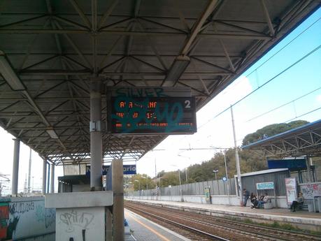 Stazione Nuovo Salario della linea Orte-Fiumicino. Oltre il livello di guardia. Tante foto per ribadire che a Roma chi usa il mezzo pubblico deve essere umiliato