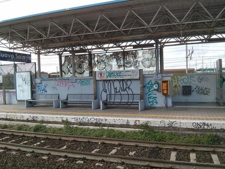 Stazione Nuovo Salario della linea Orte-Fiumicino. Oltre il livello di guardia. Tante foto per ribadire che a Roma chi usa il mezzo pubblico deve essere umiliato