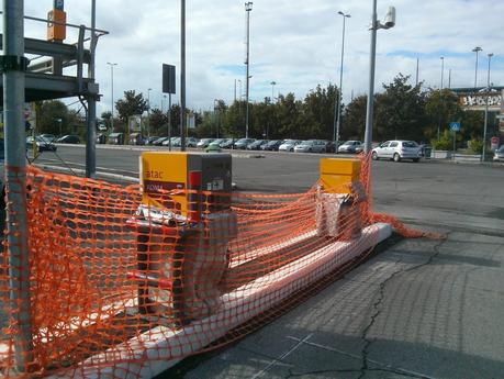 Stazione Nuovo Salario della linea Orte-Fiumicino. Oltre il livello di guardia. Tante foto per ribadire che a Roma chi usa il mezzo pubblico deve essere umiliato