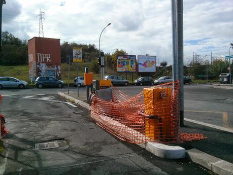 Stazione Nuovo Salario della linea Orte-Fiumicino. Oltre il livello di guardia. Tante foto per ribadire che a Roma chi usa il mezzo pubblico deve essere umiliato