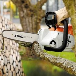 Una motosega Stihl a batteria