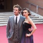 Sam Claflin e Lily Collins sorridenti per Love, Rosie - Scrivimi ancora