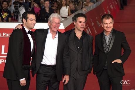 Lily Collins, Richard Gere e Benicio Del Toro, delirio sul red carpet Richard Gere