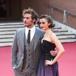 Sam Claflin e Lily Collins sorridenti per Love, Rosie - Roma 9a Edizione