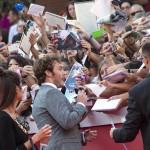 Sam Claflin - autografo ai fan Roma 2014