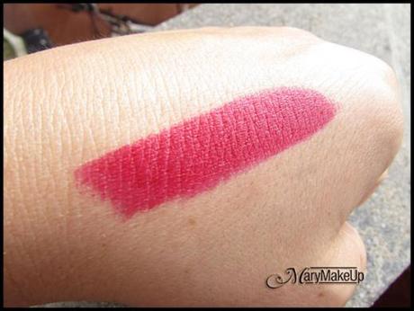 Essence Adorable Matt Swatch - luce naturale