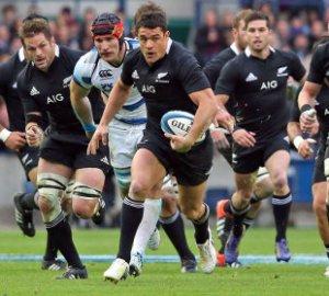 Dan Carter in azione contro la Scozia nel novembre 2012