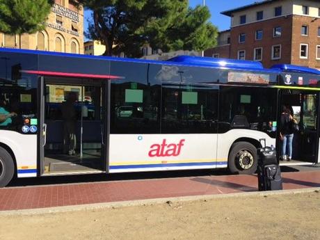 Imperativi per l'imminente post-Atac: facciamo pagare alla gente il biglietto del bus e cambieremo la testa delle persone. Storie da New York, Firenze e Londra